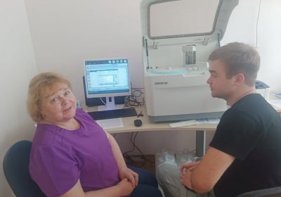 У КНП «Дмитрівський медичний центр» налаштовують сучасний біохімічний аналізатор