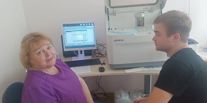 У КНП «Дмитрівський медичний центр» налаштовують сучасний біохімічний аналізатор